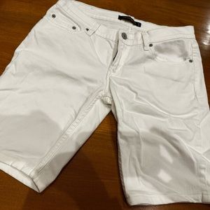 Levi’s 524 Too super low Jean shorts white in great condition Size 9M